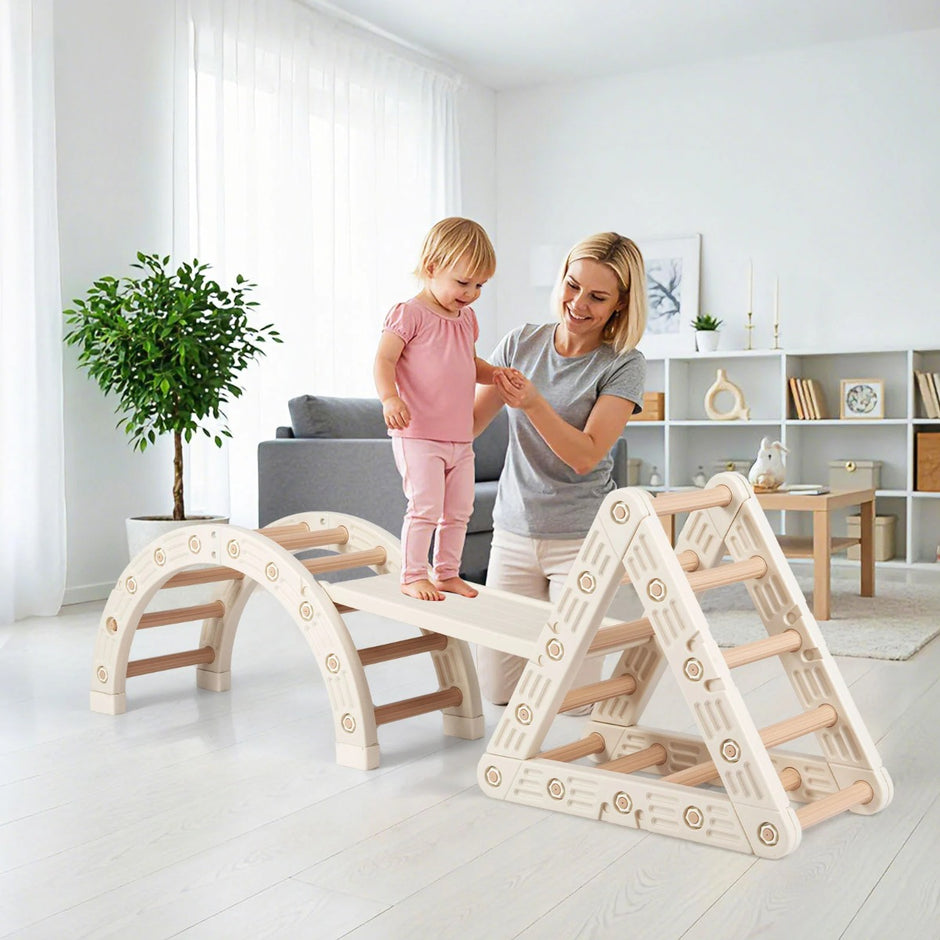 i – klätterställning med klätterbåge, trätriangel och rutschkana Klättertriangel inkl. dubbelsidig ramp – 5 1 – Beige