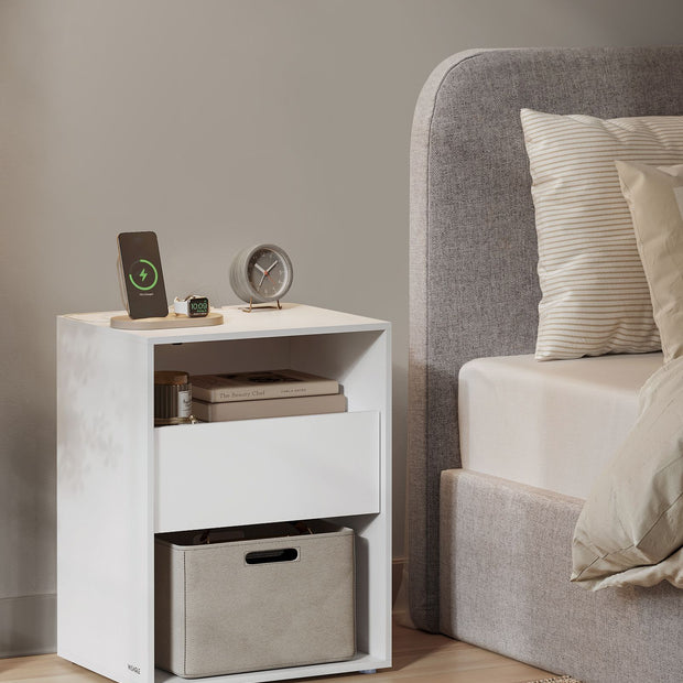 Sängbord med laddningsfunktion och låda i matt vit