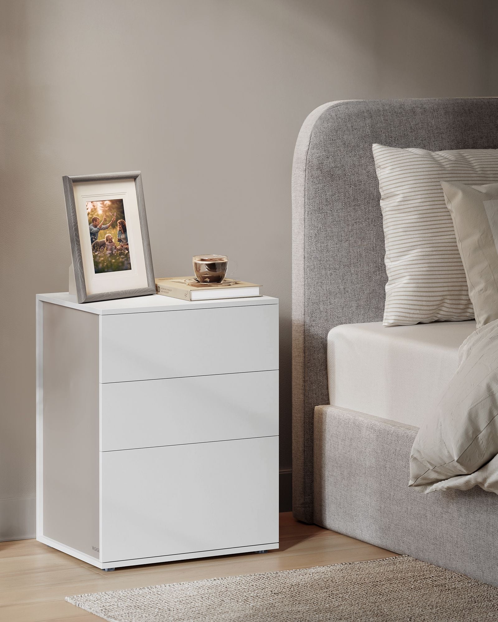 Sängbord – 3 lådor – matt vit och cappuccino beige