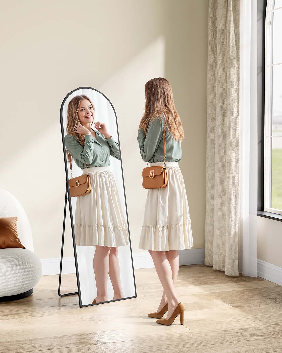 Böjd spegel i full storlek 150 x 40 cm bläck -svart