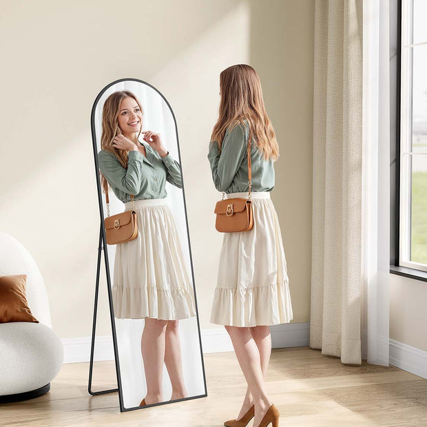 Böjd spegel – full storlek – bläcksvart