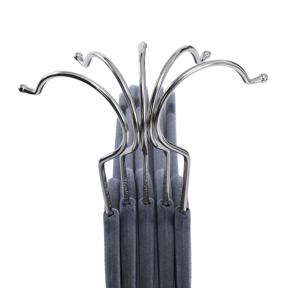 Set med 100 sammetshängare – lyxig look – ljusgrå