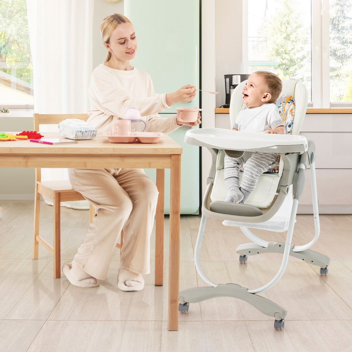 Fällbar – barnstol med hjul och justerbar höjd fotstöd ryggstöd Babysits – Vit