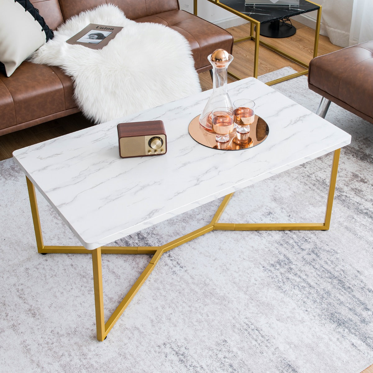 Soffbord – i marmorlook med gyllene metallram och justerbara fotkuddar – Vit