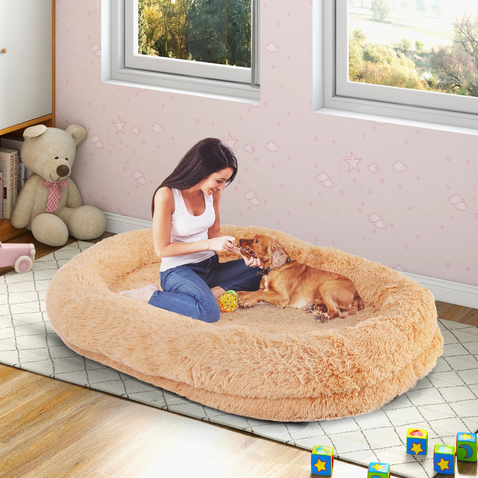 Fluffig – hundsäng för människor och hundar med tvättbar hundfilt – 171 x 115 cm – Brun