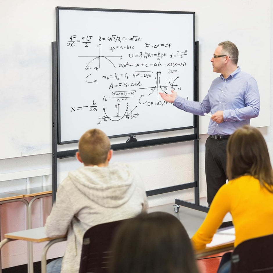 Dubbelsidig – mobil whiteboard med rutmönster och stativ pennfack – 120 x 90 cm – Svart